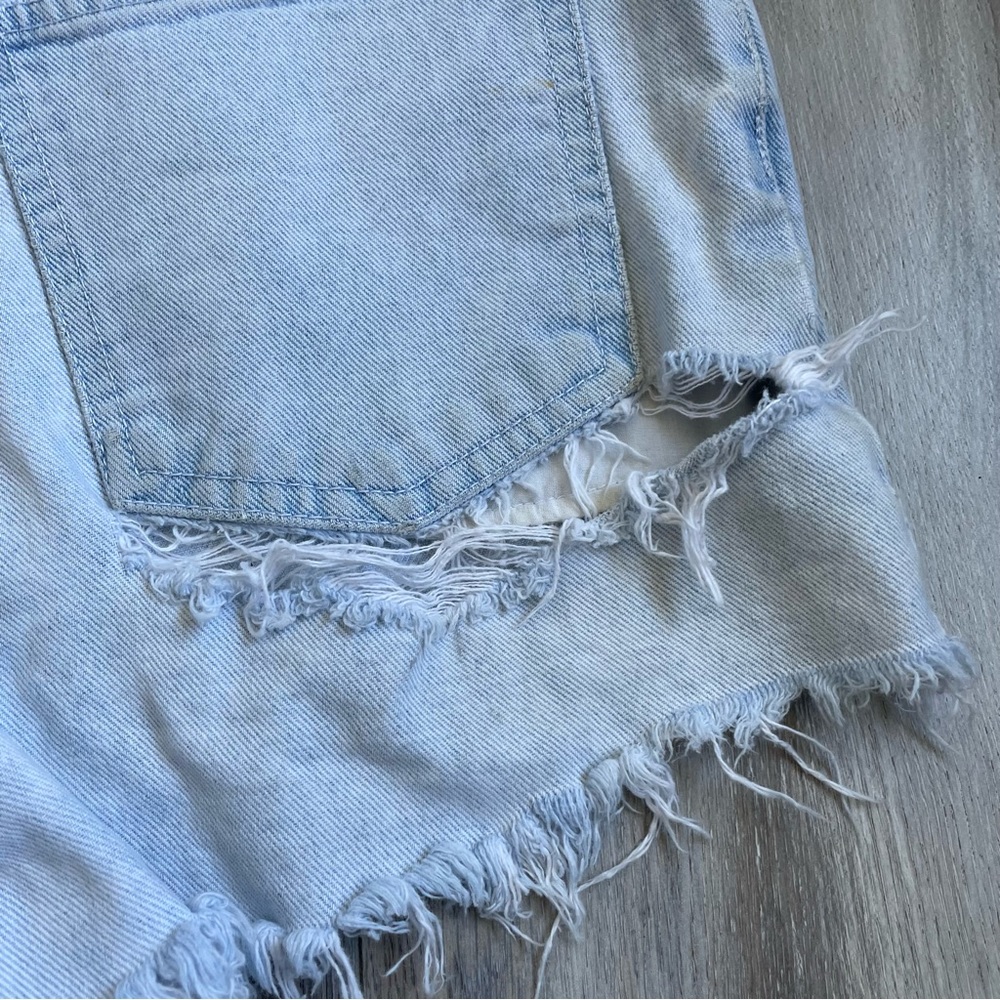 VINTAGE Distressed Light Wash Jean Shorts - Picture 4 of 6